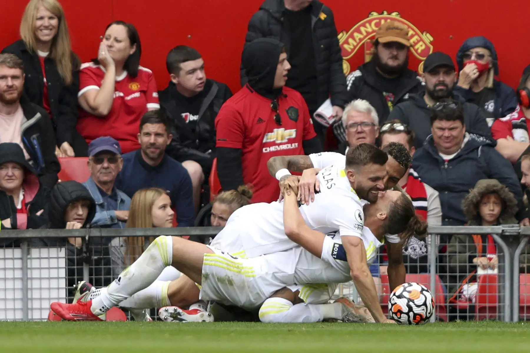El defensor inglés del Leeds United, Luke Ayling, celebra con sus compañeros de equipo después de marcar el primer gol de su equipo durante el partido de de la Premier League, en Old Trafford. Foto: AFP