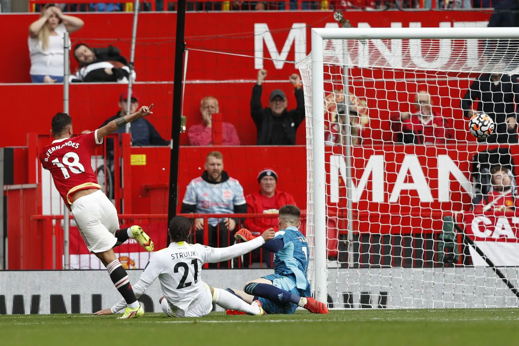 El centrocampista portugués del Manchester United Bruno Fernandes marca el primer gol de su equipo durante el partido de fútbol de la Premier League, en Old Trafford. Foto: AFP