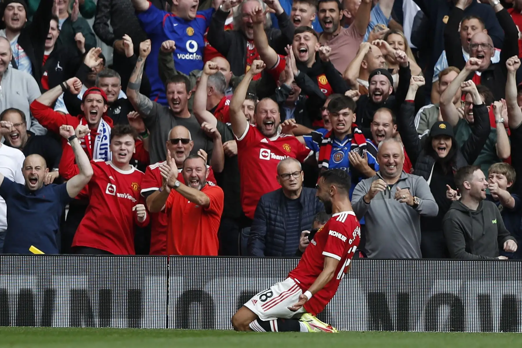 El centrocampista portugués del Manchester United, Bruno Fernandes, celebra tras anotar el primer gol de su equipo durante el partido de fútbol de la Premier League, en Old Trafford. Foto: AFP