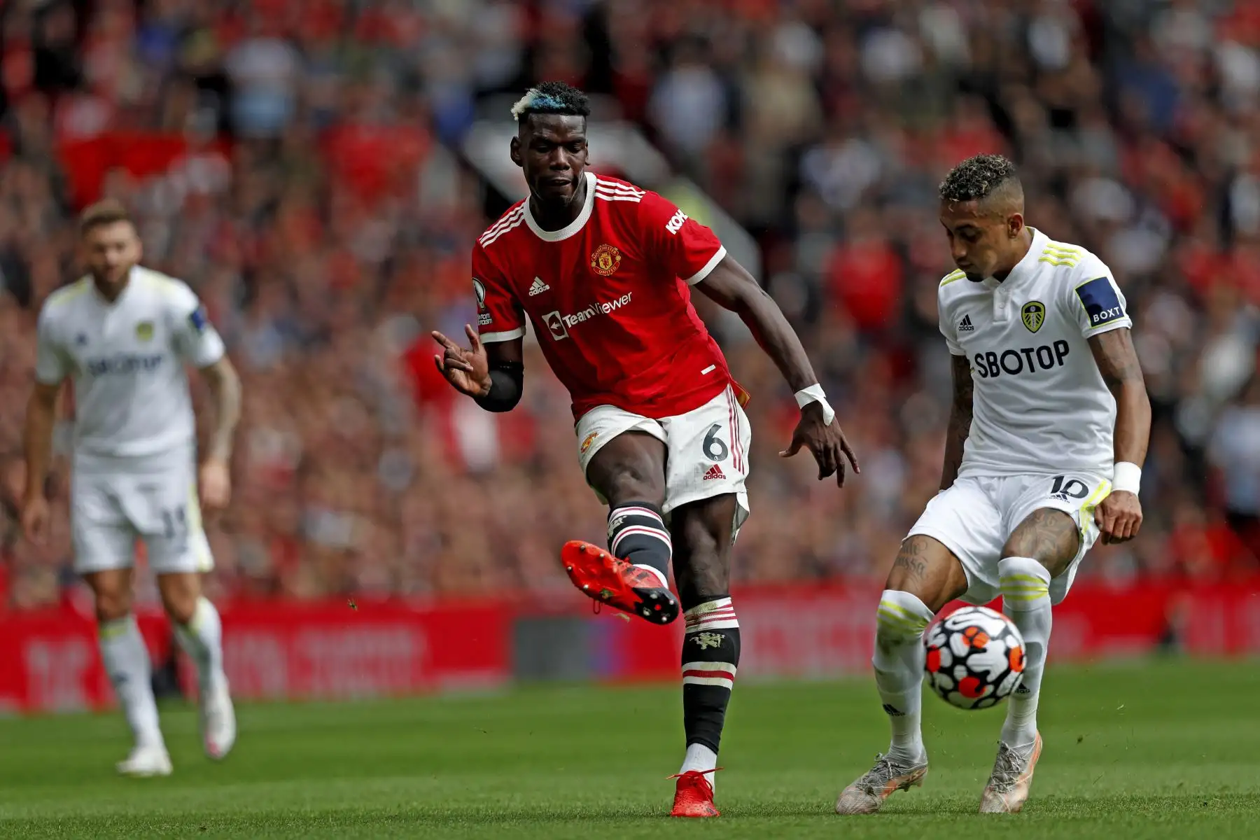 El centrocampista francés del Manchester United, Paul Pogba, controla el balón durante el partido de fútbol de la Premier League, en Old Trafford. Foto: AFP