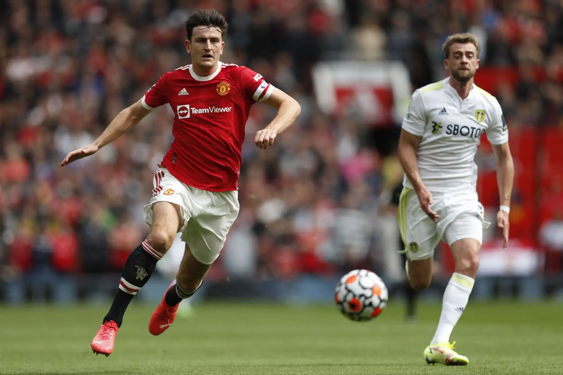 El defensor inglés del Manchester United, Harry Maguire, controla el balón durante el partido de fútbol de la Premier League, en Old Trafford. Foto: AFP