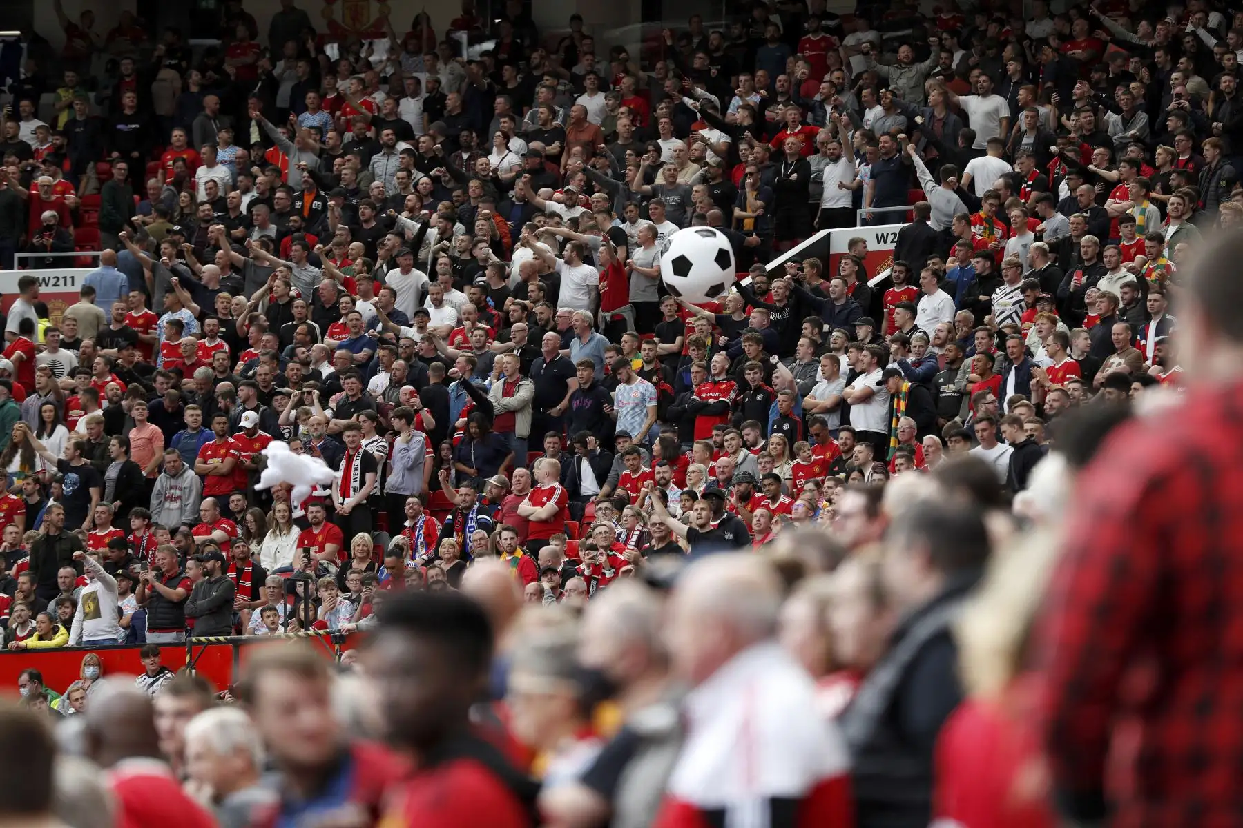 Los aficionados aclaman a su club antes del partido de fútbol de la Premier League inglesa entre el Manchester United y el Leeds United, en Old Trafford. Foto: AFP