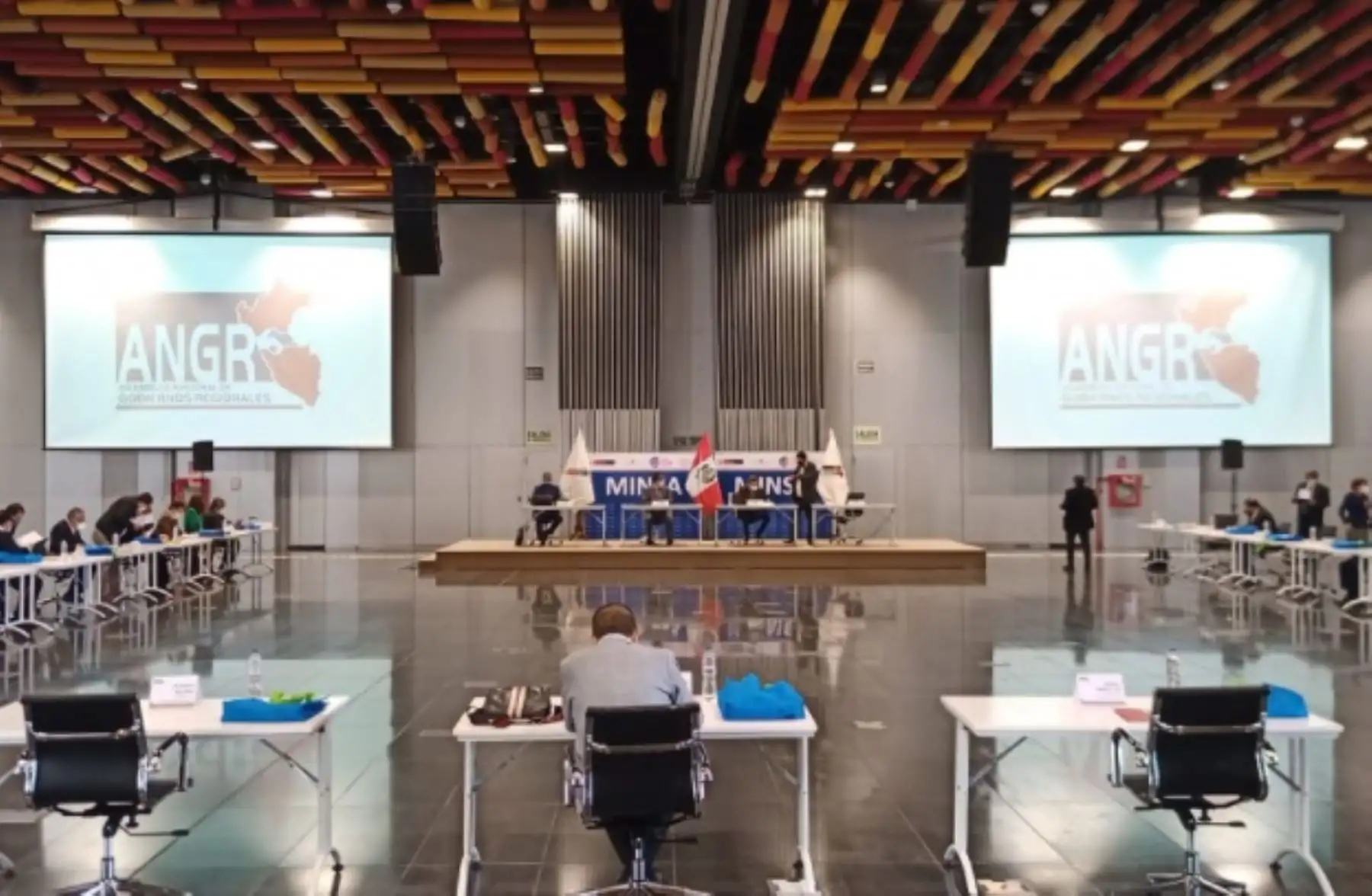 Reunión Intergubernamental para afrontar la emergencia sanitaria del covid-19 entre el ministro de Salud, Hernando Cevallos; y los gobernadores regionales.