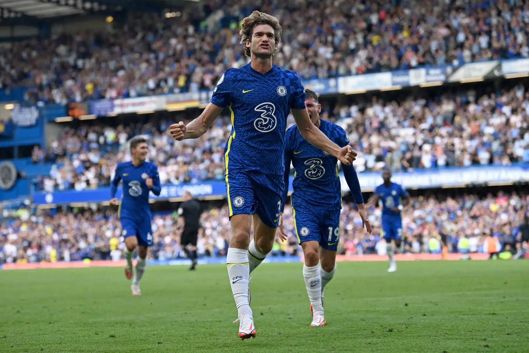 El defensor español del Chelsea, Marcos Alonso, celebra anotar el primer gol de su equipo durante el partido de fútbol de la Premier League, en Stamford Bridge, Londres. Foto: AFP