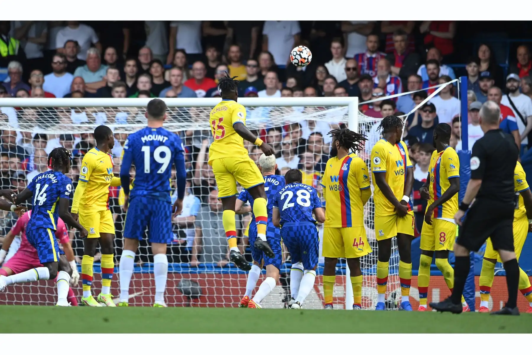 Marcos Alonso del Chelsea lanza el balón por encima de la barrera del Crystal Palace para marcar durante el partido de fútbol de la Premier League, en Gran Bretaña. Foto: EFE
