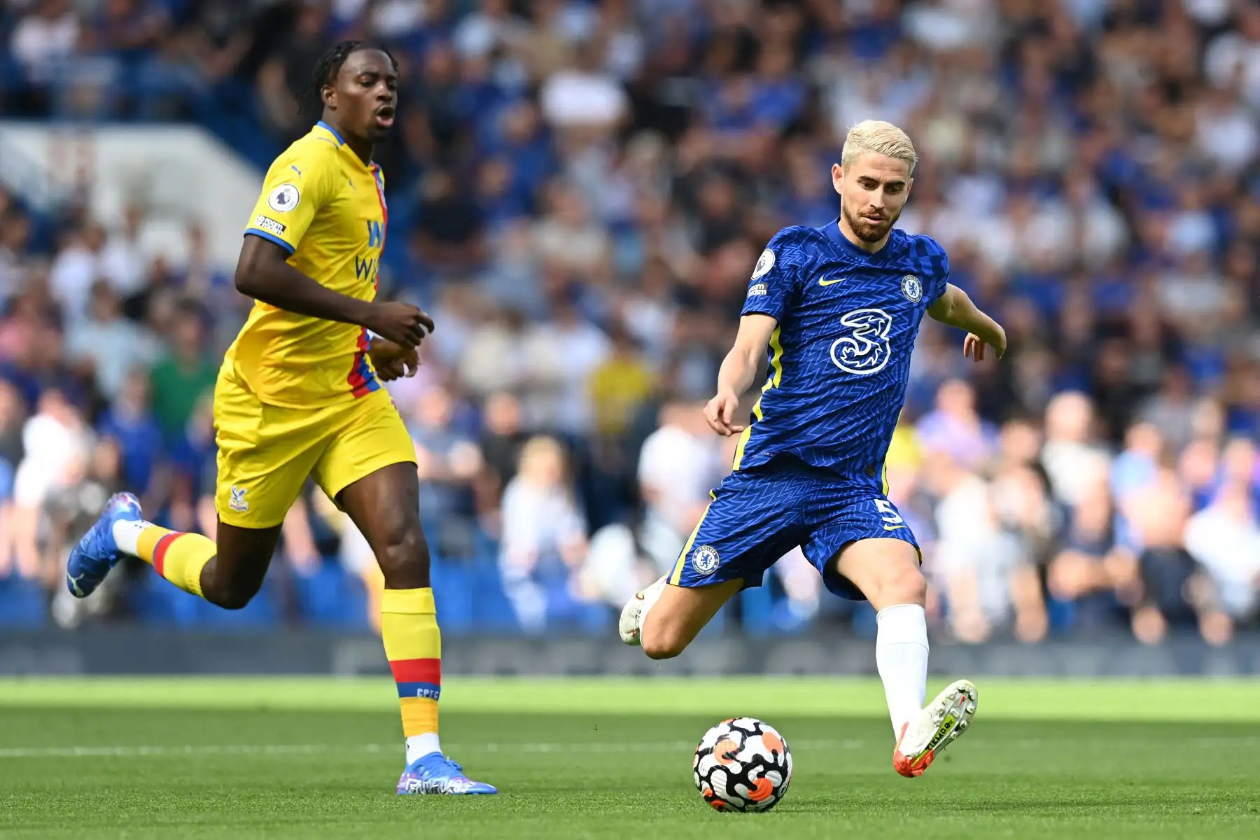 El centrocampista alemán del Crystal Palace, Jeffrey Schlupp, compite con el mediocampista italiano del Chelsea Jorginho durante el partido de fútbol de la Premier League, en Gran Bretaña. Foto: AFP