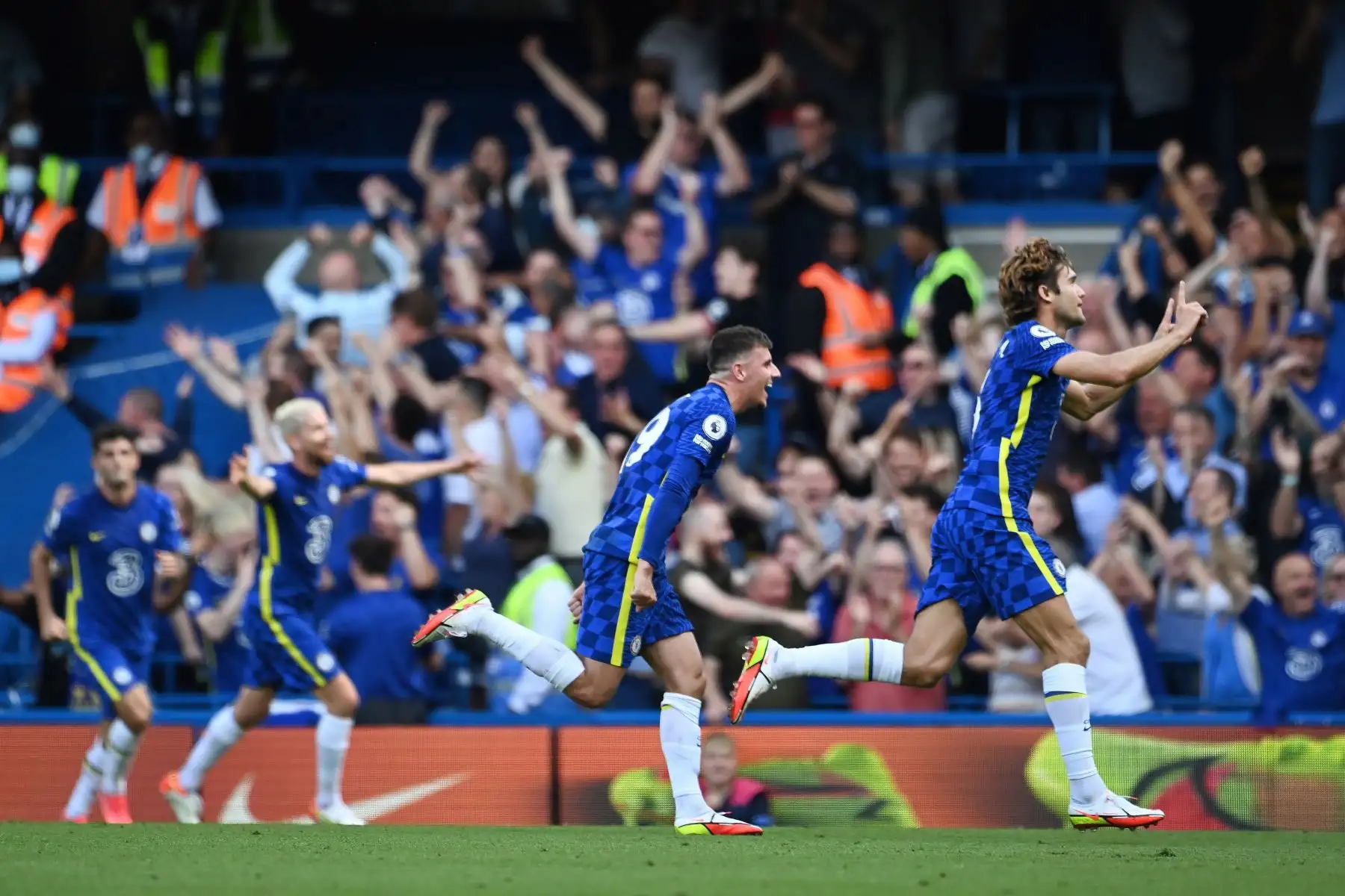 Marcos Alonso del Chelsea celebra tras marcar el primer gol durante el partido de fútbol de la Premier League, en Gran Bretaña. Foto: EFE