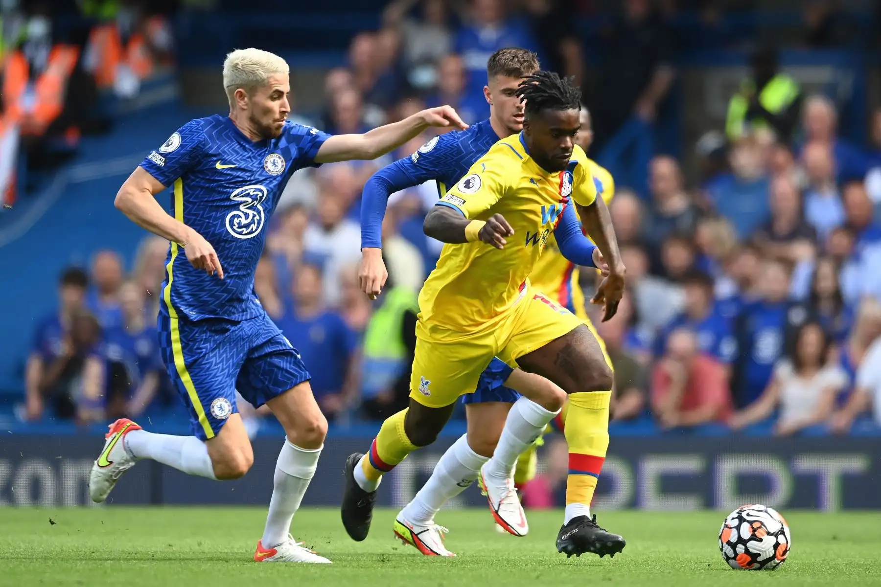 Jorginho del Chelsea compite por el balón con Jeffrey Schlupp del Crystal Palace durante el partido de la Premier League, en Londres, Gran Bretaña. Foto: EFE
