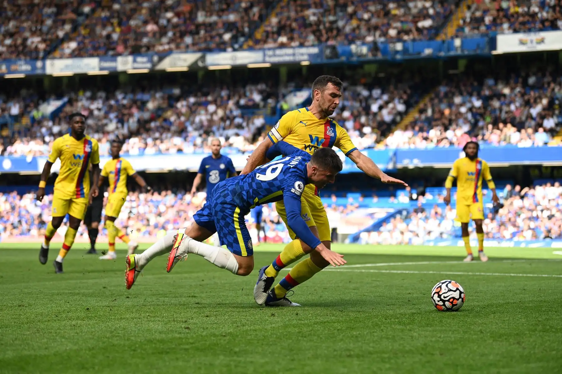 El mediocampista inglés del Chelsea Mason Mount y el mediocampista escocés del Crystal Palace, James McArthur, en acción durante el partido de la Premier League, en Gran Bretaña. Foto: AFP