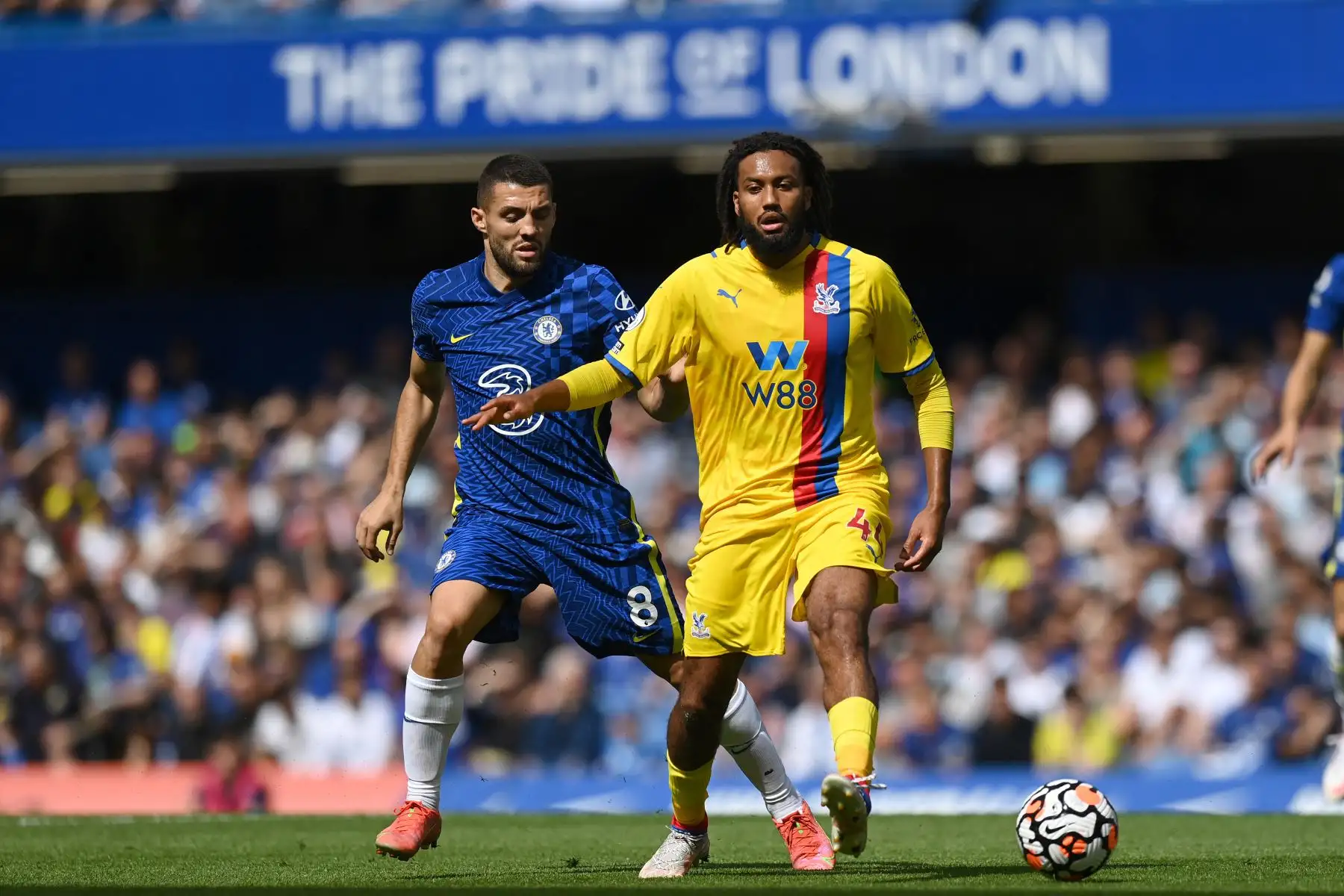 El centrocampista croata del Chelsea, Mateo Kovacic, compite con el defensor holandés del Crystal Palace, Jairo Riedewald, durante el partido de la Premier League, en Gran Bretaña. Foto: AFP