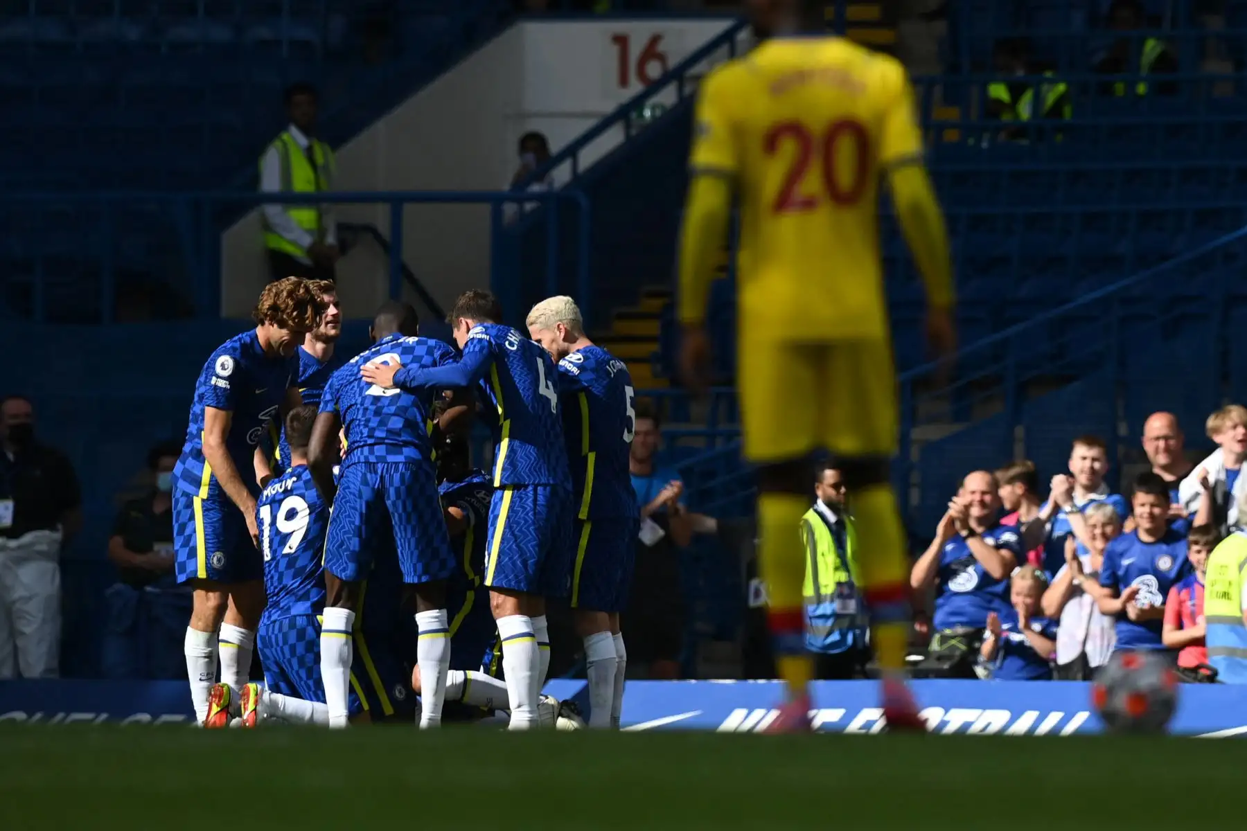 El defensor inglés del Chelsea, Trevoh Chalobah, celebra con sus compañeros de equipo después de marcar el tercer gol de su equipo durante el partido de la Premier League, en Stamford Bridge, Londres. Foto: AFP
