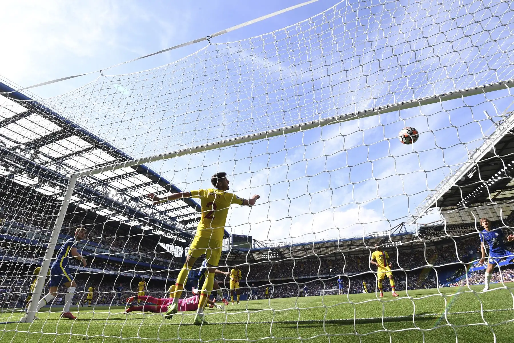 El centrocampista estadounidense del Chelsea Christian Pulisic anota el segundo gol de su equipo durante el partido de la Premier League, en Stamford Bridge, Londres. Foto: AFP