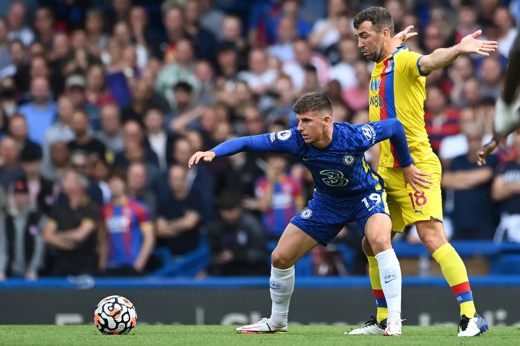 Mason Mount del Chelsea compite por el balón con James McArthur del Crystal Palace durante el partido de la Premier League, en Londres. Foto: EFE