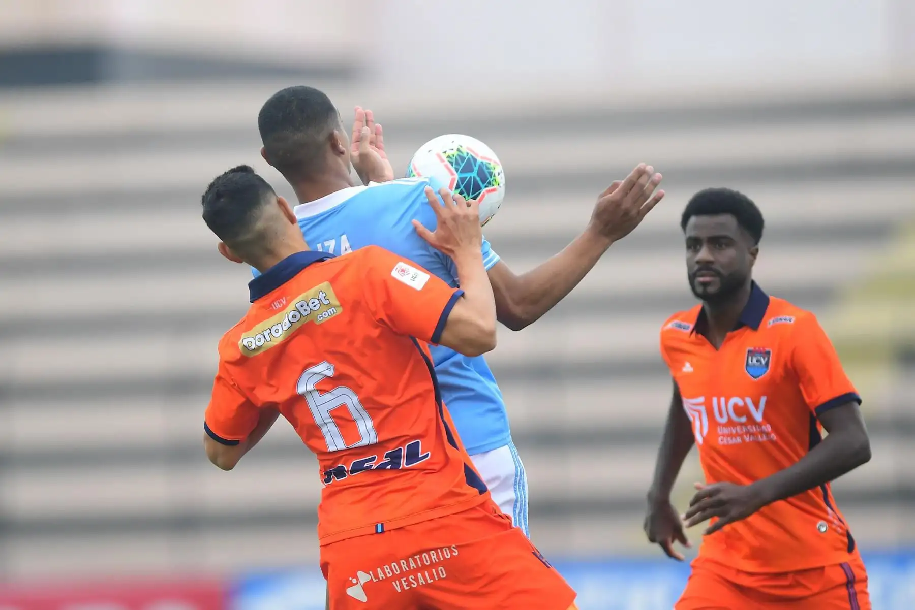 R. Garces de UCV marca a su rival de Sporting Cristal durante partido por la sexta fecha de la Liga 1, en el Estadio Miguel Grau. Foto: Liga 1
