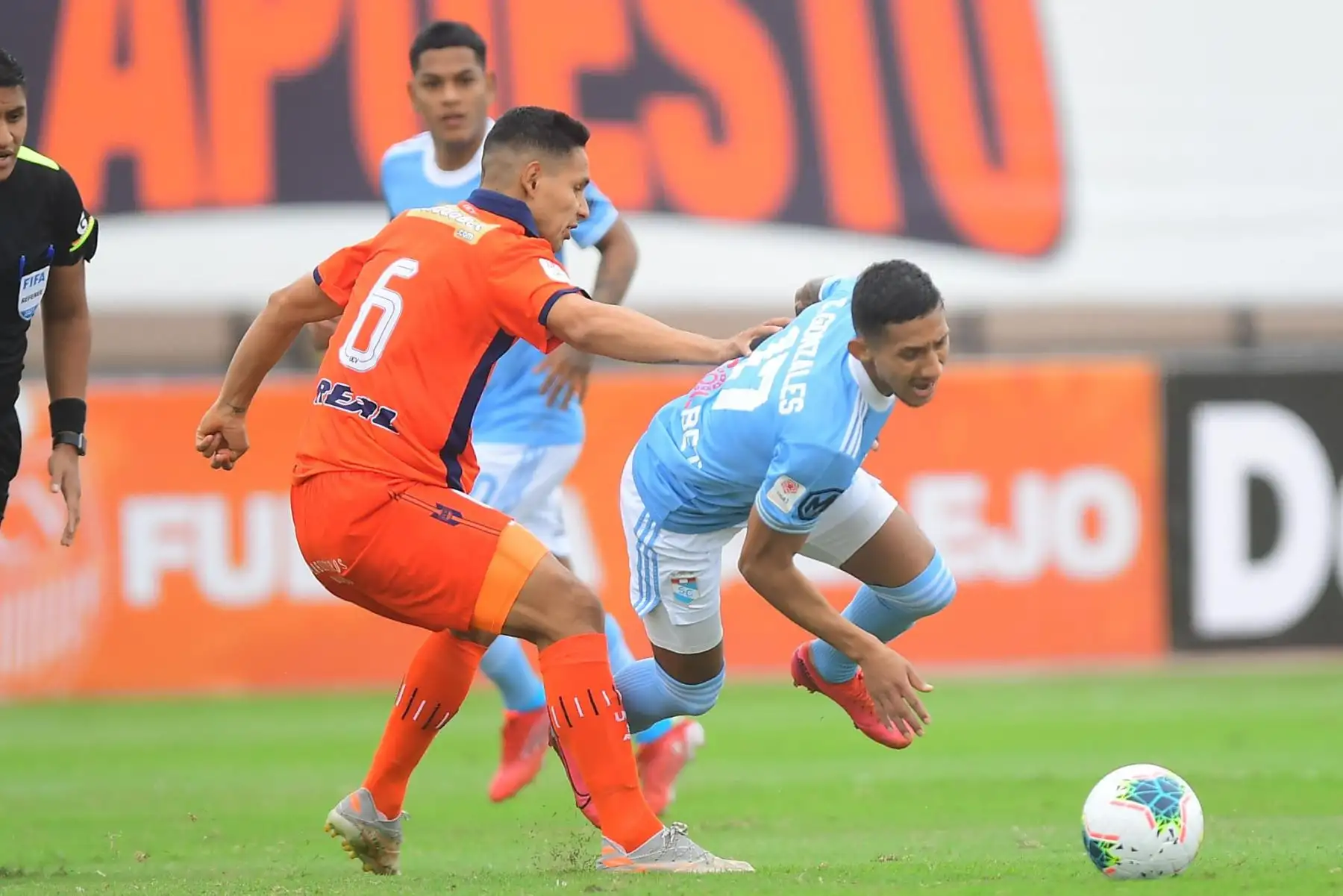 C. Gonzales cae ante la marca de R. Garces de UCV durante partido por la sexta fecha de la Liga 1, en el Estadio Miguel Grau. Foto: Liga 1