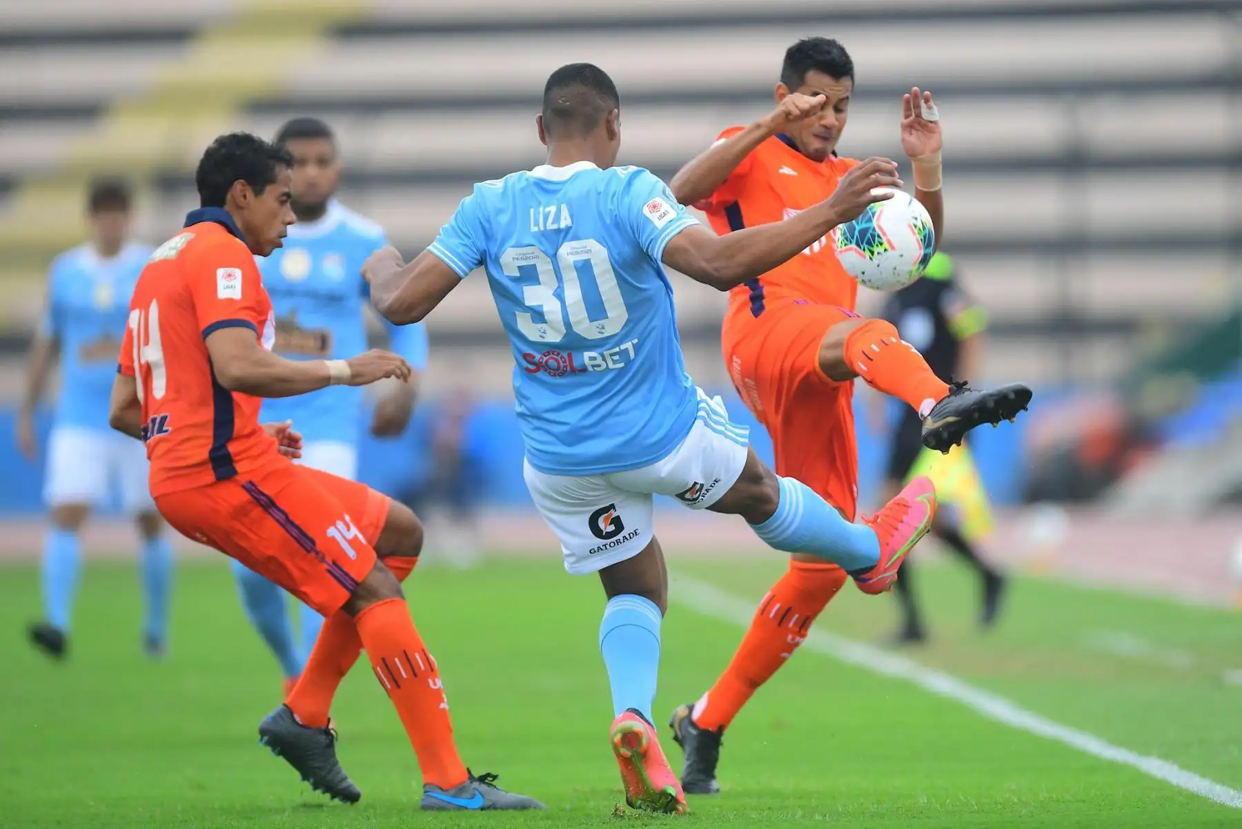 P. Liza de Sporting Cristal en acción ante la marca de su rival de UCV durante partido por la sexta fecha de la Liga 1, en el Estadio Miguel Grau. Foto: Liga 1