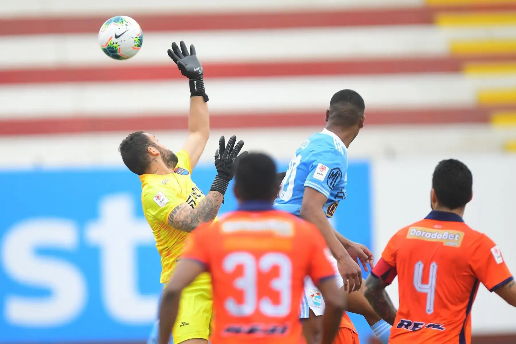 El portero C. Grados de UCV desvía el balón ante el remate de Sporting Cristal durante partido por la sexta fecha de la Liga 1, en el Estadio Miguel Grau. Foto: Liga 1