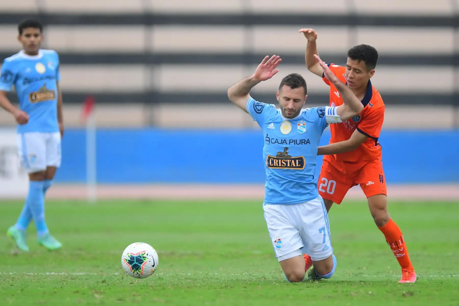 Horacio Calcaterra en acción ante su rival de UCV durante partido por la sexta fecha de la Liga 1, en el Estadio Miguel Grau. Foto: Liga 1