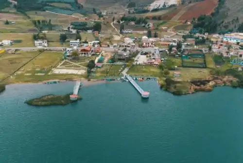 La laguna de Sausacocha, una hermosa fuente de aguas azules en las que es posible navegar en bote y desde donde se puede admirar las montañas verdes que circundan Huamachuco.