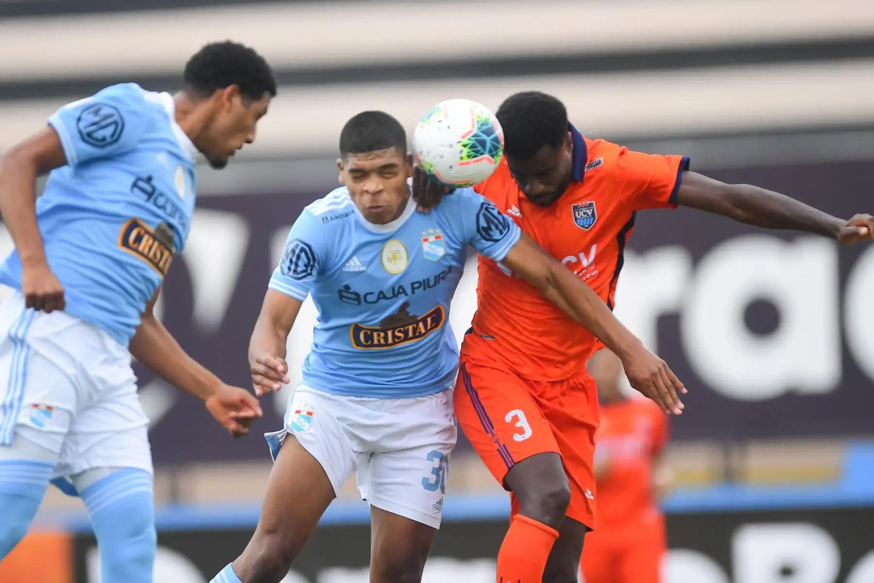 P. Liza de Sporting Cristal compite un balón aéreo ante la marca de Christian Ramos de UCV durante partido por la sexta fecha de la Liga 1, en el Estadio Miguel Grau. Foto: Liga 1