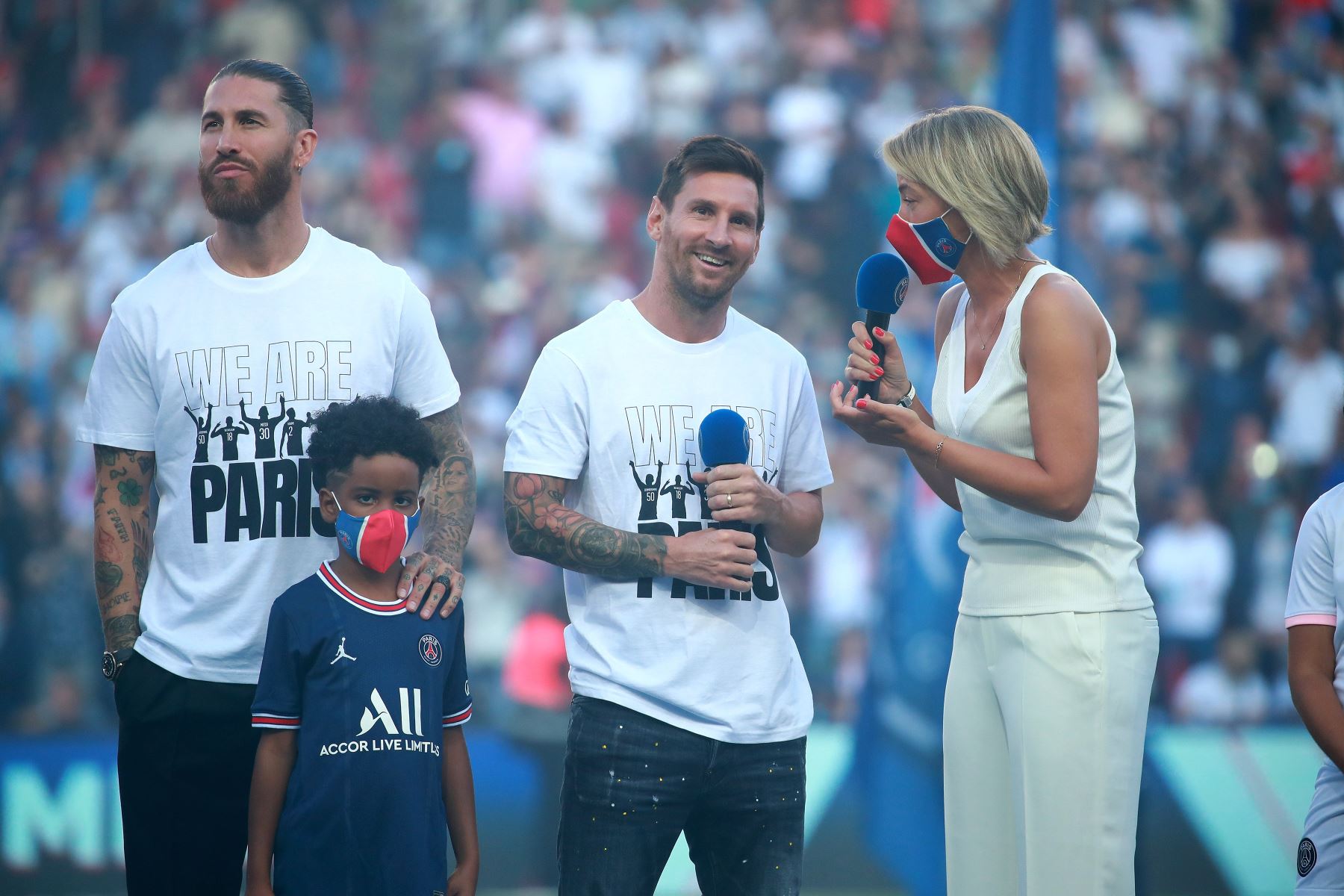 Los nuevos fichajes del Paris Saint-Germain, Lionel Messi y Sergio Ramos, saludan a los aficionados durante su presentación, en el estadio Parque de los Príncipes, en París. Foto: EFE