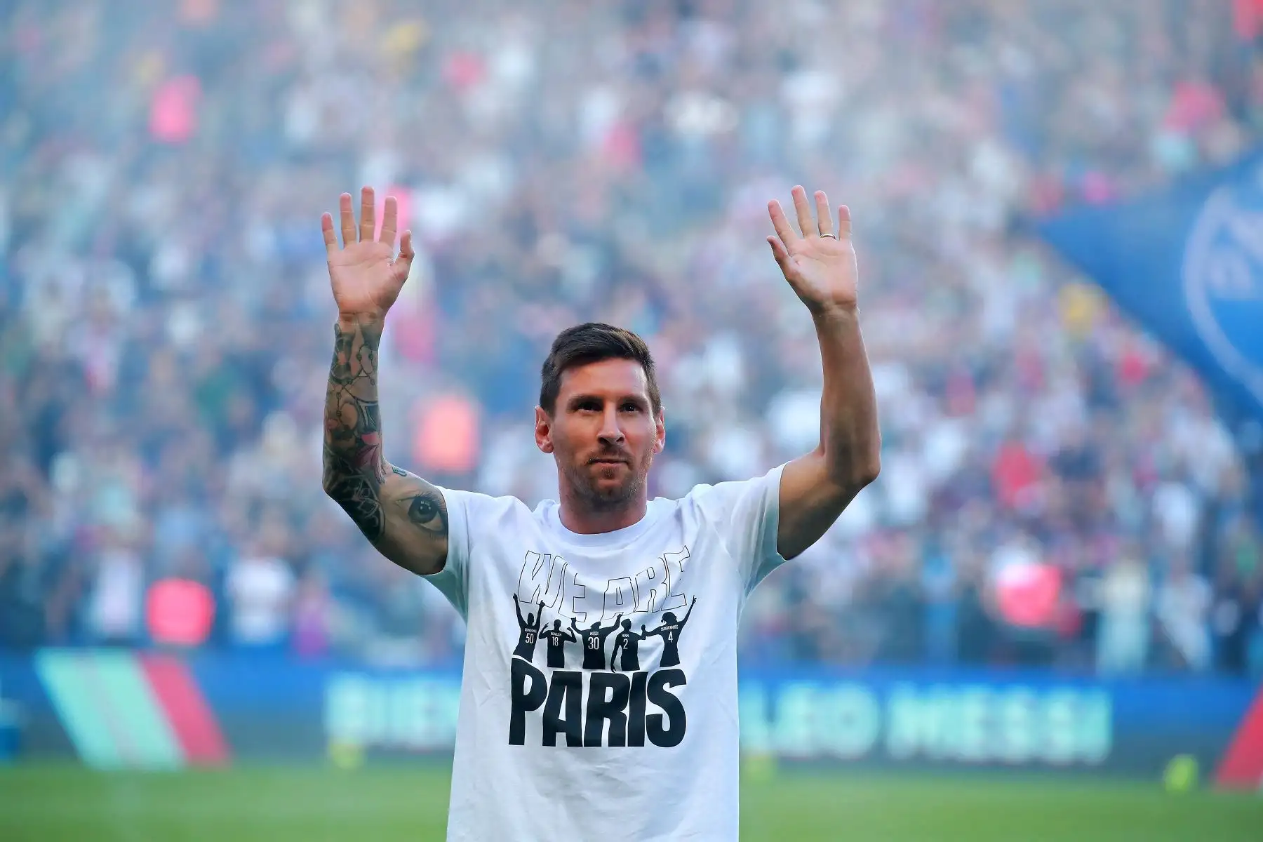 El nuevo fichaje del Paris Saint-Germain, Lionel Messi, saluda a los aficionados durante su presentación, en el estadio Parque de los Príncipes, en París. Foto: EFE
