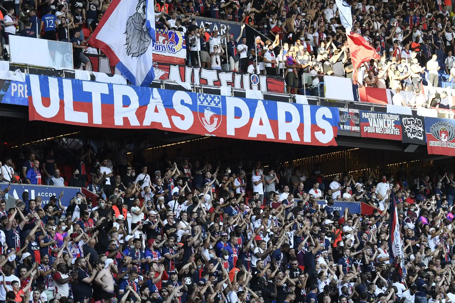 Los aficionados del PSG animan a su equipo antes del partido de fútbol francés entre el Paris Saint-Germain y el Racing Club Strasbourg, en el estadio Parque de los Príncipes, en París. Foto: AFP