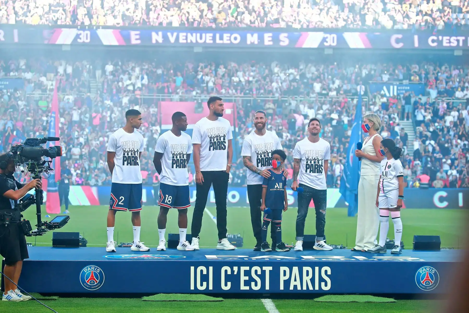 Presentación de los nuevos fichajes del Paris Saint-Germain frente a los aficionados durante su presentación, en el estadio Parque de los Príncipes, en París. Foto: EFE