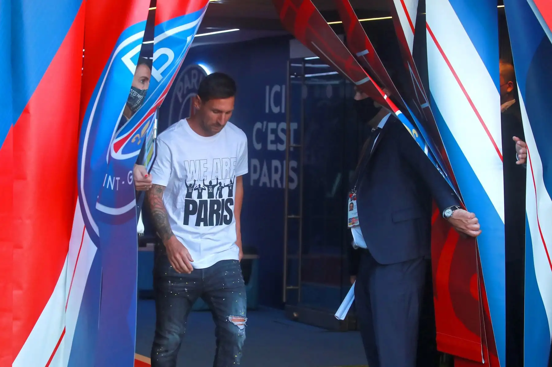 El nuevo fichaje del Paris Saint-Germain, Lionel Messi, saluda a los aficionados durante su presentación, en el estadio Parque de los Príncipes, en París. Foto: EFE