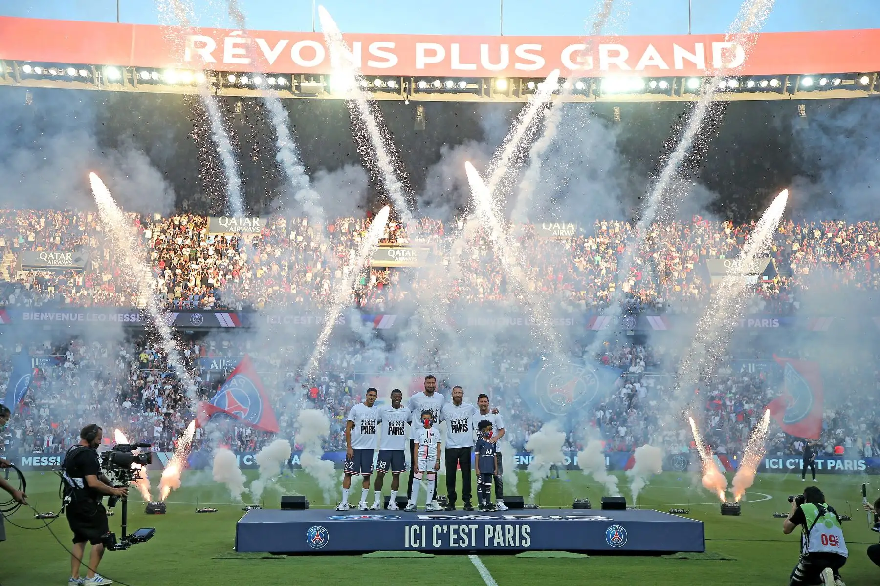 Presentación de los nuevos fichajes del Paris Saint-Germain frente a los aficionados durante su presentación, en el estadio Parque de los Príncipes, en París. Foto: EFE