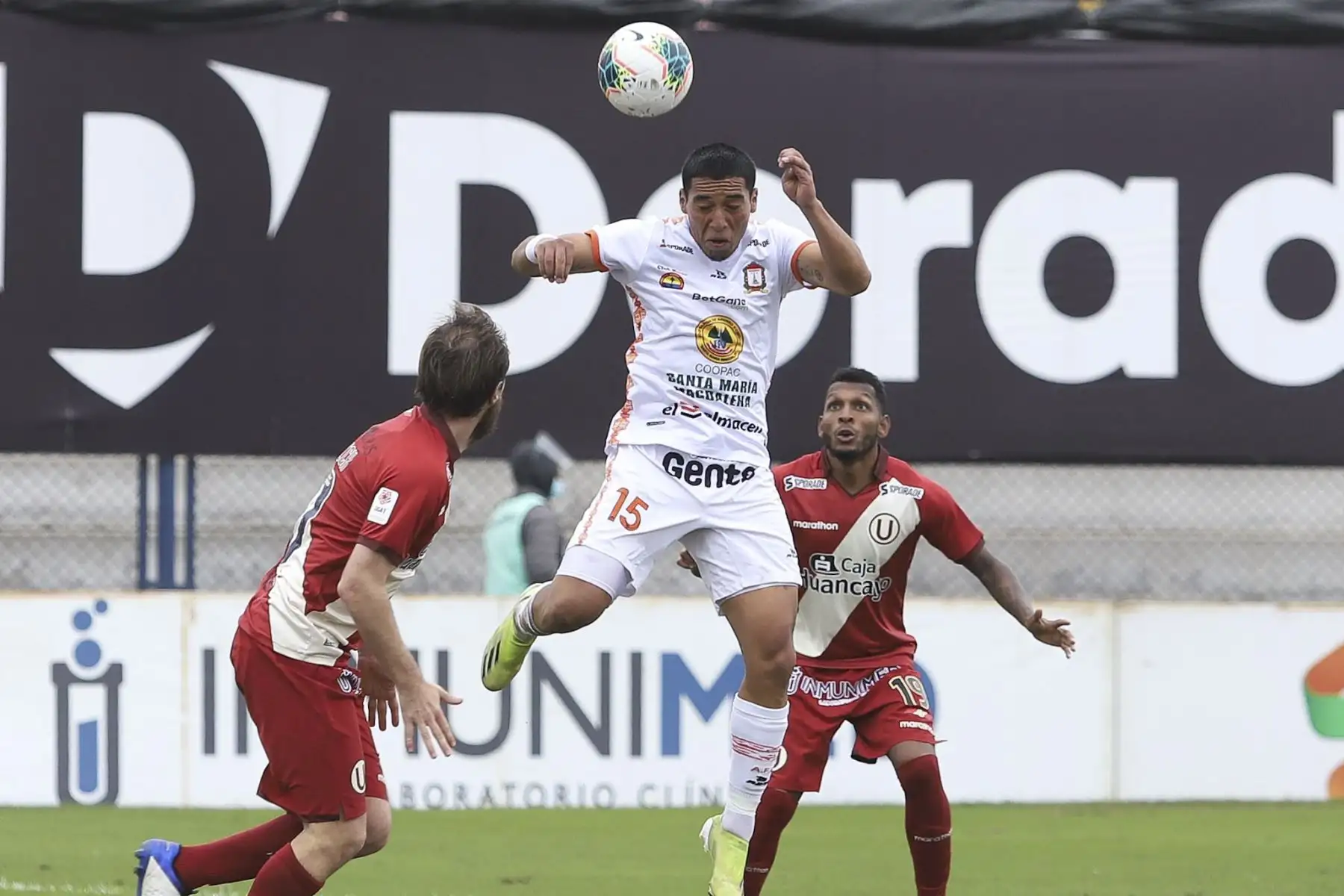 J. Mendienta de Ayacucho FC cabecea el balón ante la marca de su rival de Universitario durante partido por la sexta fecha de la Liga 1, en el estadio Iván Elías Moreno. Foto: Liga 1