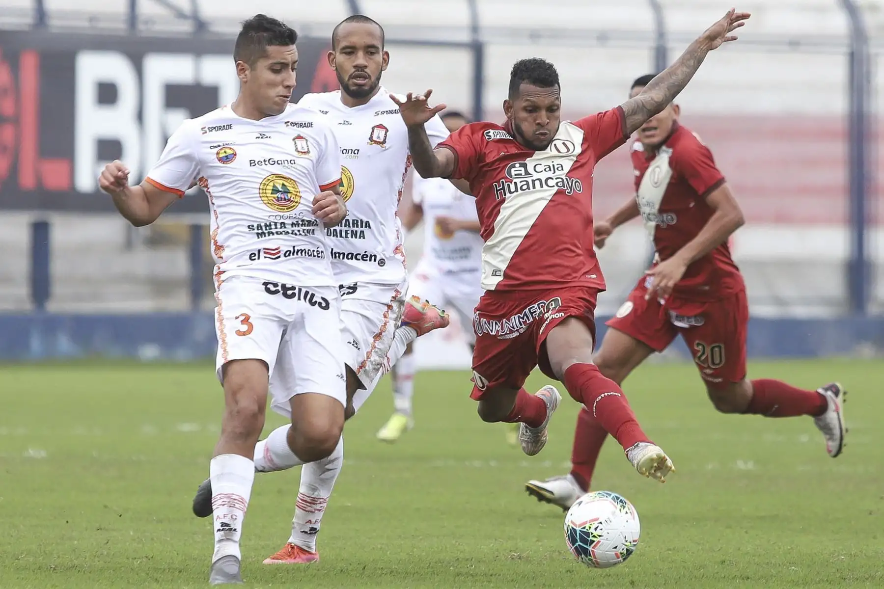 J. Aguirre de Ayacucho FC disputa un balón ante la marca de su rival de Universitario durante partido por la sexta fecha de la Liga 1, en el estadio Iván Elías Moreno. Foto: Liga 1