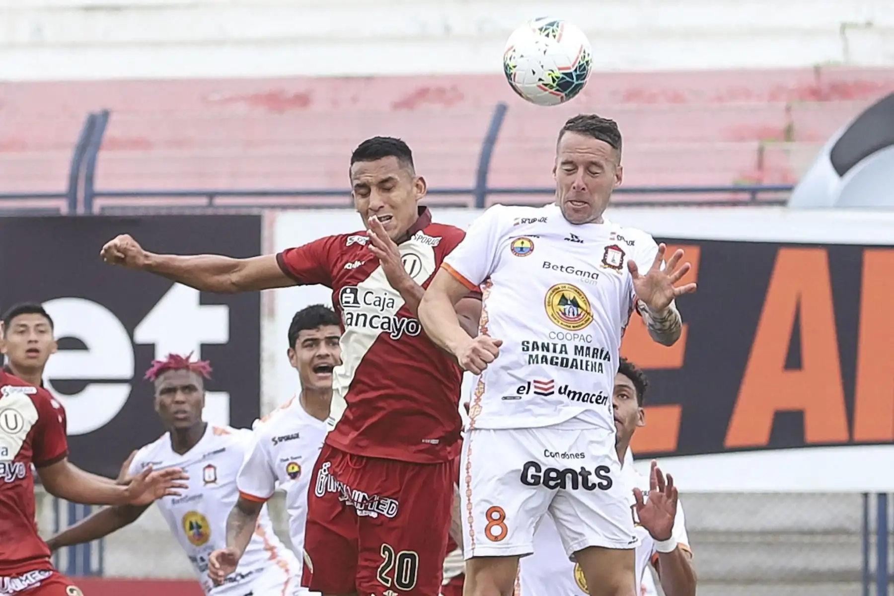 P. Lavandeira de Ayacucho FC disputa un balón aéreo ante A. Valera de Universitario durante partido por la sexta fecha de la Liga 1, en el estadio Iván Elías Moreno. Foto: Liga 1