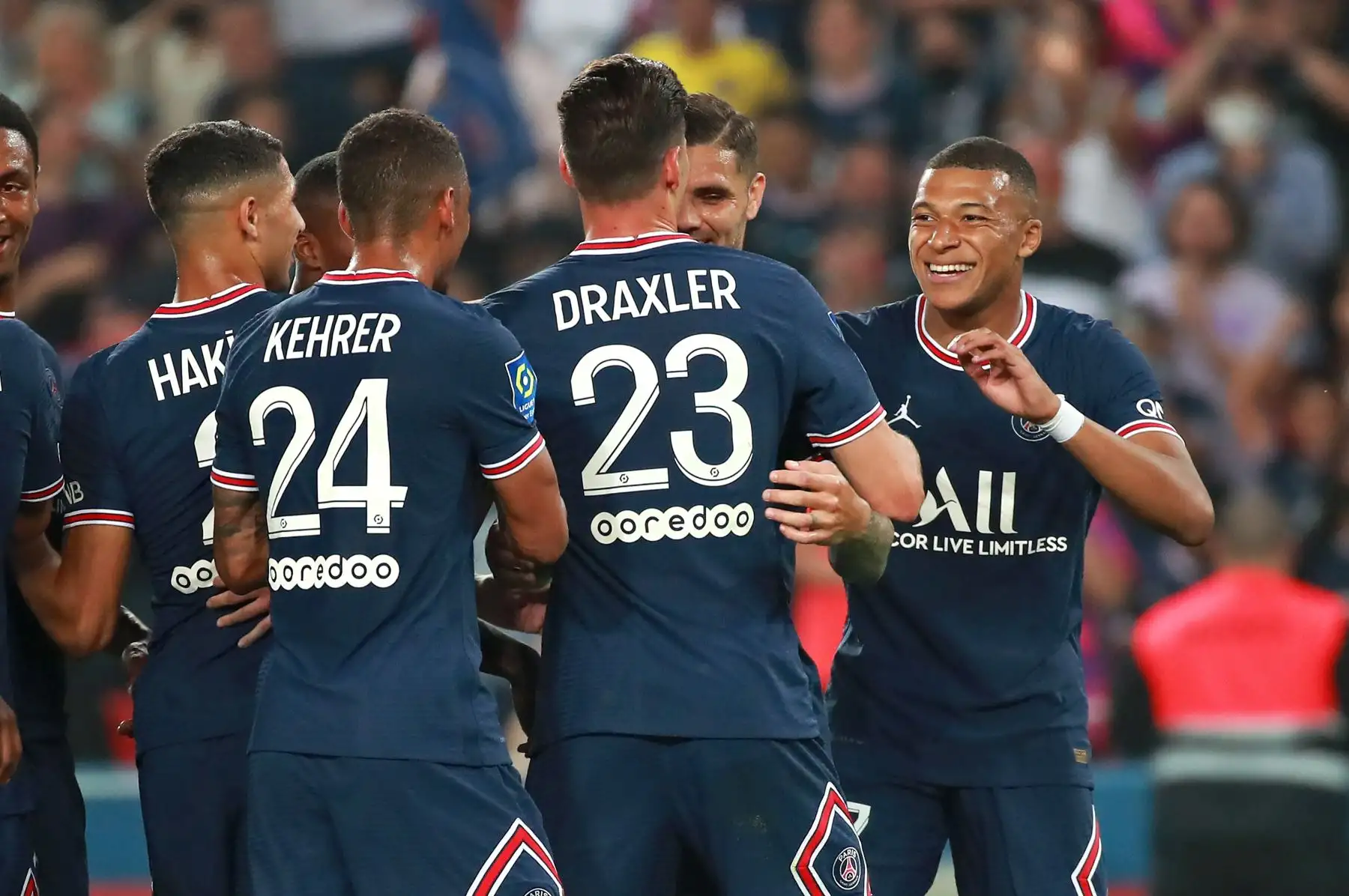 Julian Draxler del Paris Saint Germain celebra con sus compañeros tras marcar durante el partido de la liga francesa, en el estadio Parque de los Príncipes. Foto: EFE