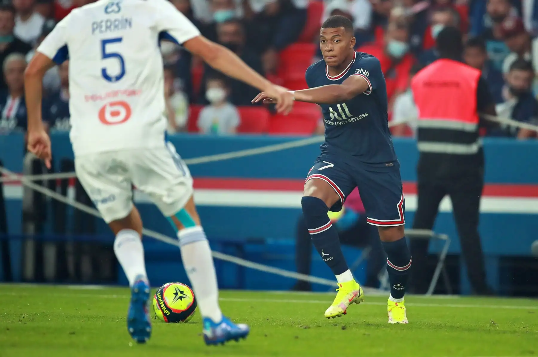 Kylian Mbappé del Paris Saint Germain en acción durante el partido de fútbol de la liga francesa, en el estadio Parque de los Príncipes, París. Foto: EFE