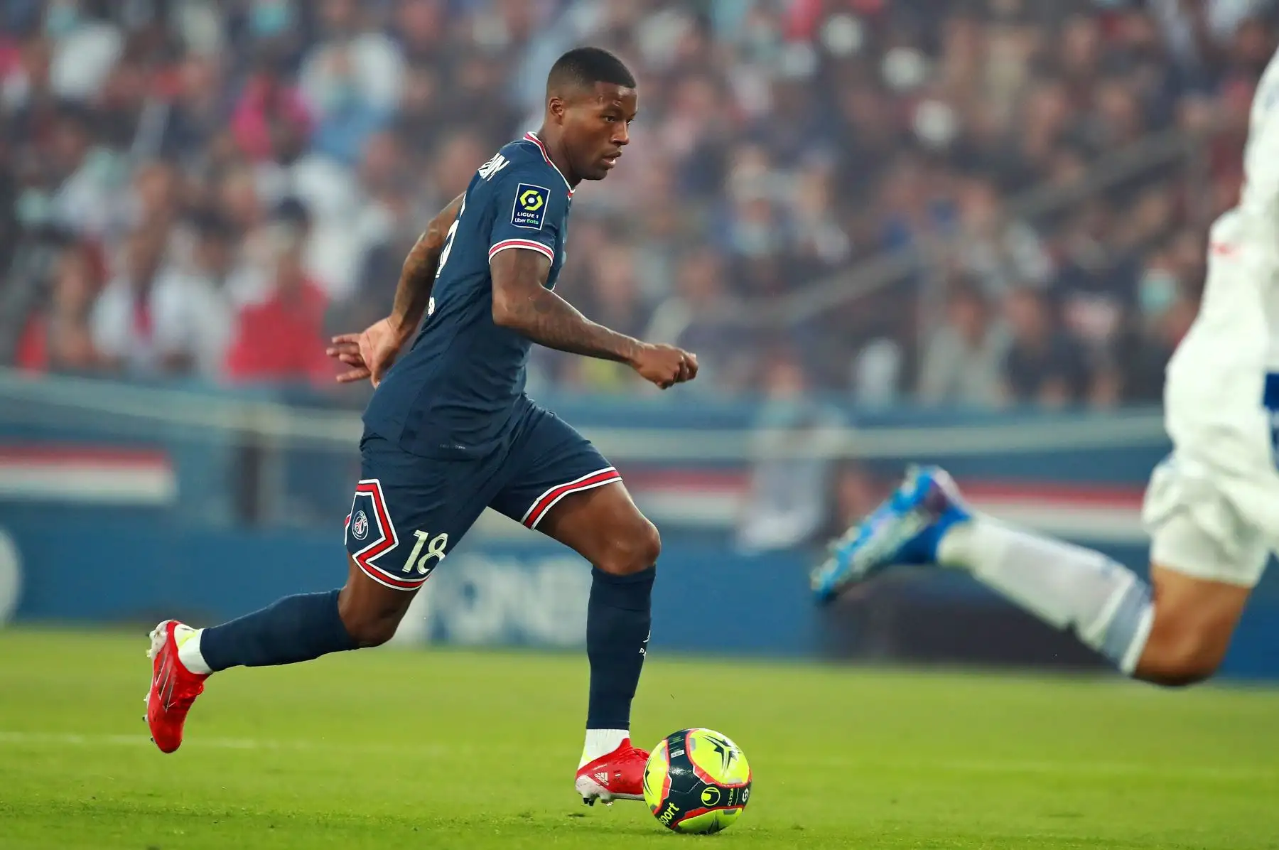 Georginio Wijnaldum del Paris Saint Germain en acción durante el partido de la liga francesa, en el estadio Parque de los Príncipes, París. Foto: EFE
