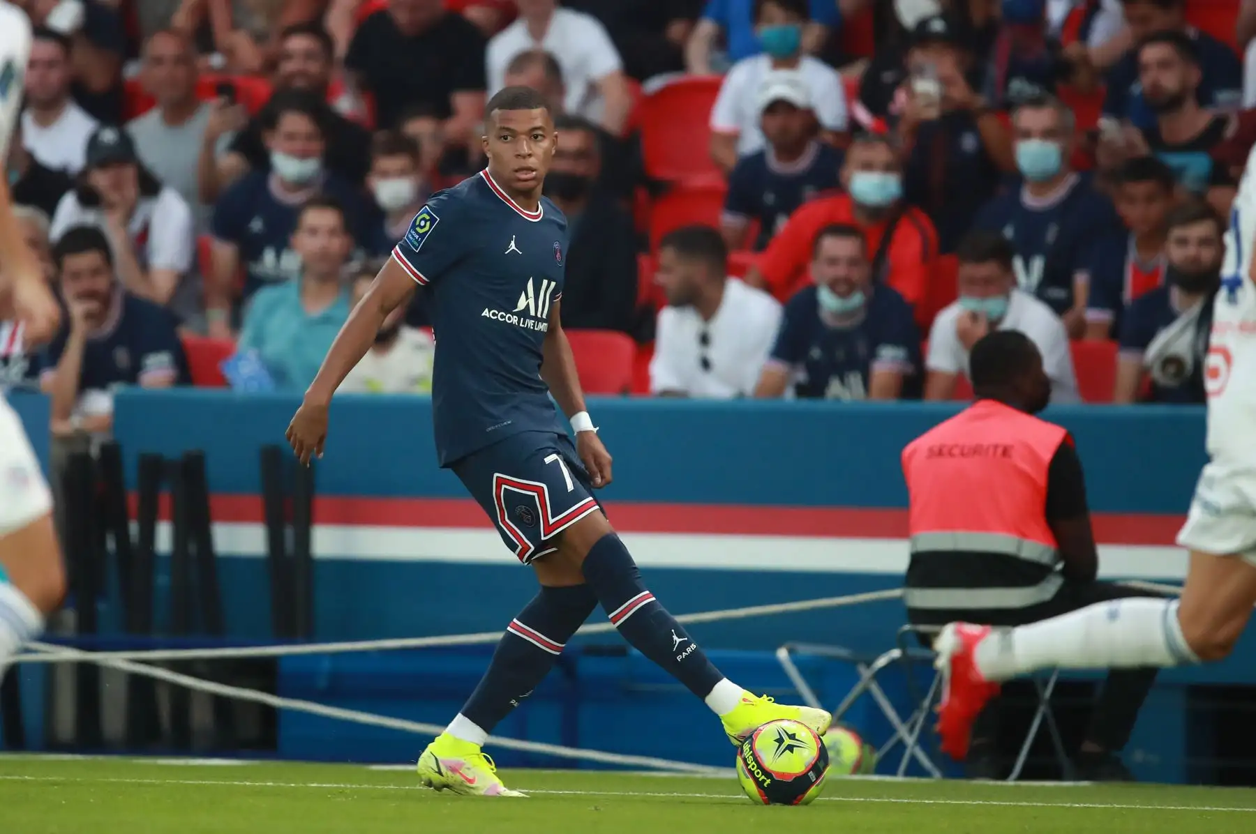 Kylian Mbappé del Paris Saint German en acción durante partido de la liga francesa, en el estadio Parque de los Príncipes, París. Foto: EFE