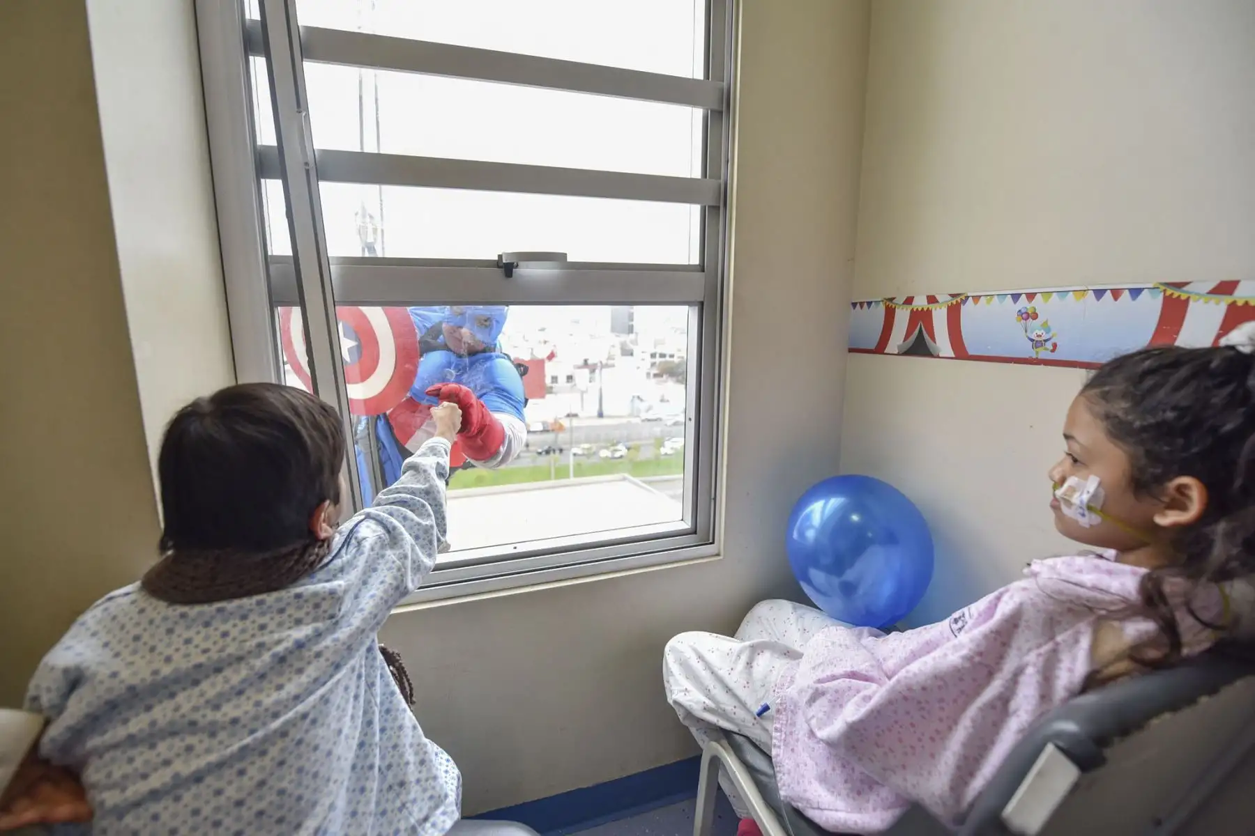 Superhéroes visitan el Hospital Nacional de Salud del Niño de San Borja, descendieron por las ventanas e hicieron vivir mágicos momentos a los pequeños hospitalizados del INSN. Foto: ANDINA/INSN