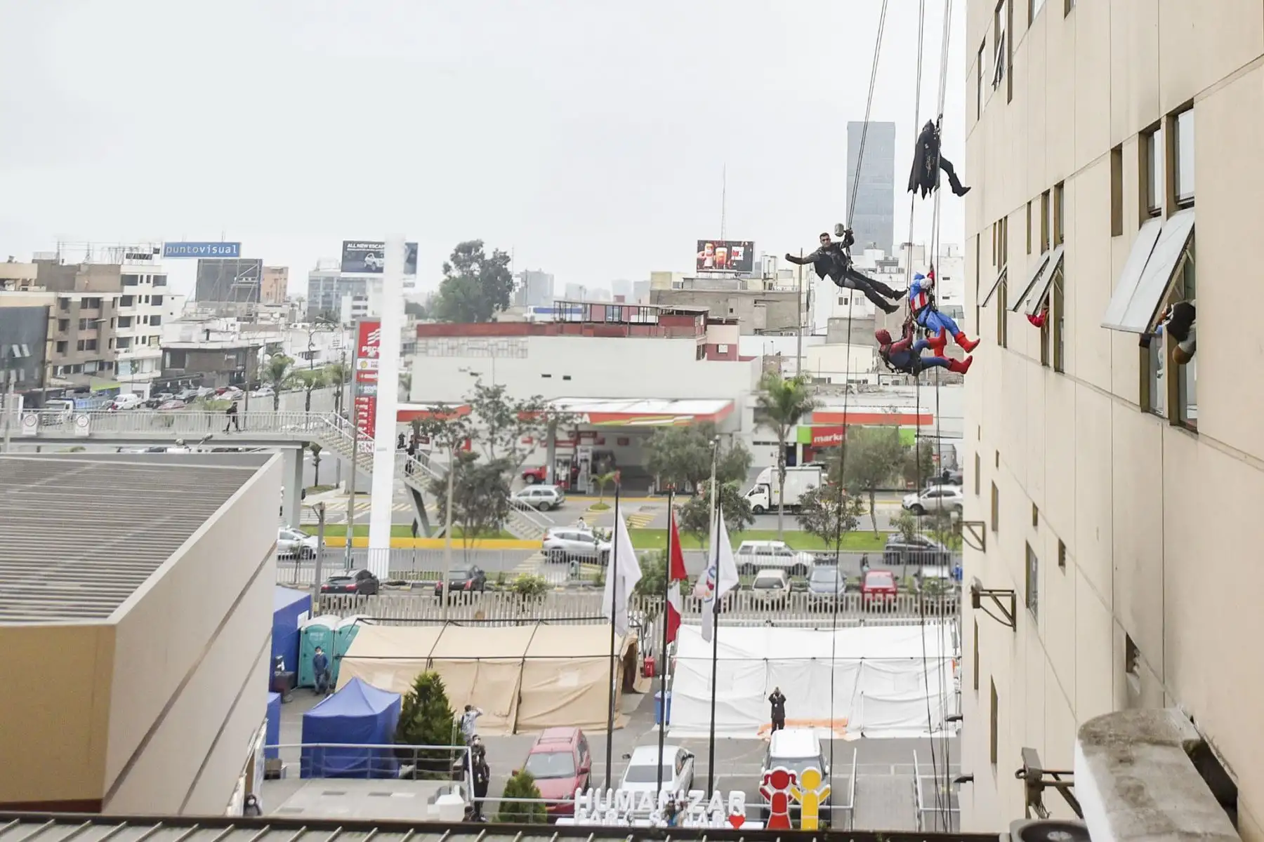 Superhéroes visitan el Hospital Nacional de Salud del Niño de San Borja, descendieron por las ventanas e hicieron vivir mágicos momentos a los pequeños hospitalizados del INSN. Foto: ANDINA/INSN