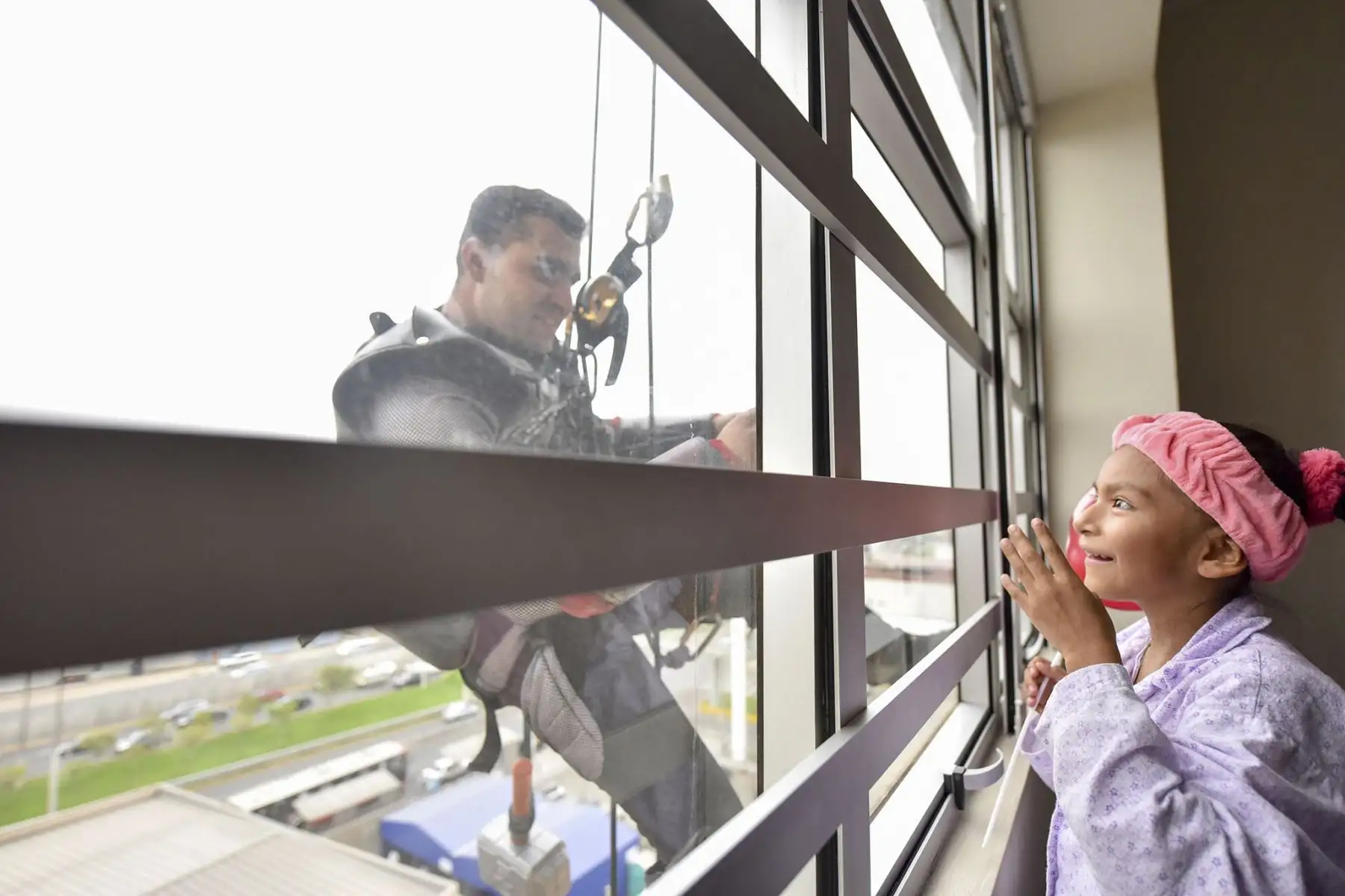 Superhéroes visitan el Hospital Nacional de Salud del Niño de San Borja, descendieron por las ventanas e hicieron vivir mágicos momentos a los pequeños hospitalizados del INSN. Foto: ANDINA/INSN