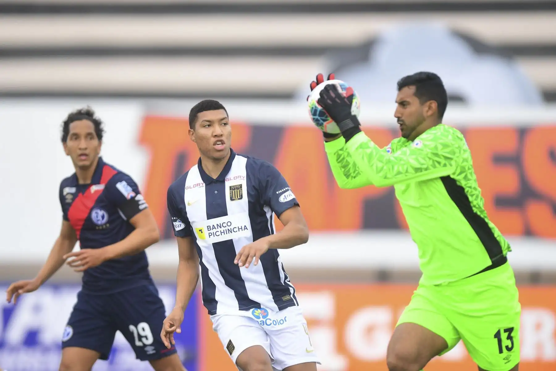Alianza Lima se enfrenta a Deportivo Municipal en un partido por por la sexta jornada de la Fase 2 en la Liga 1 del fútbol peruano en el Estadio Miguel Grau del Callao. Foto: Liga 1