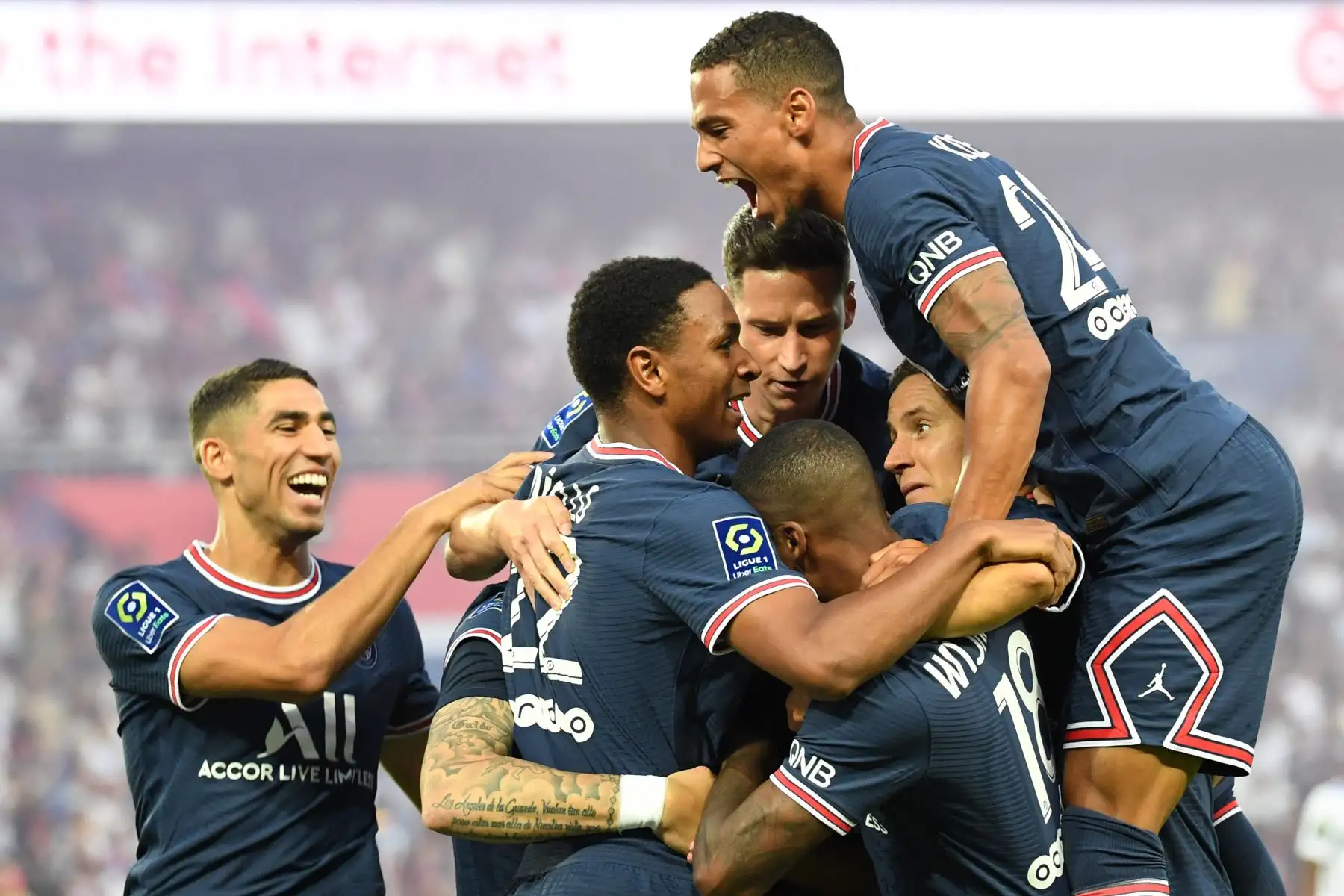 El mediocampista español de Saint-Germain, Ander Herrera, y el defensa alemán del Paris Saint-Germain, Thilo Kehrer, celebran un gol durante el partido de fútbol francés L1 entre el Paris Saint-Germain y el Racing Club Strasbourg en el estadio Parc des Princes de París. Foto: AFP