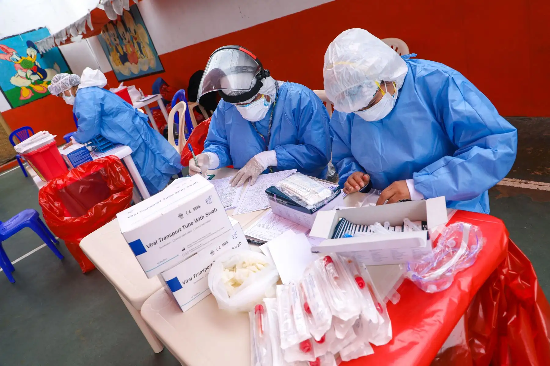 Instituto Nacional Penitenciario de Ancón I realizó tamizaje para descarte de Covid-19 a internos y personal del establecimiento, reforzando las medidas sanitarias en los penales INPE. Foto: INPE