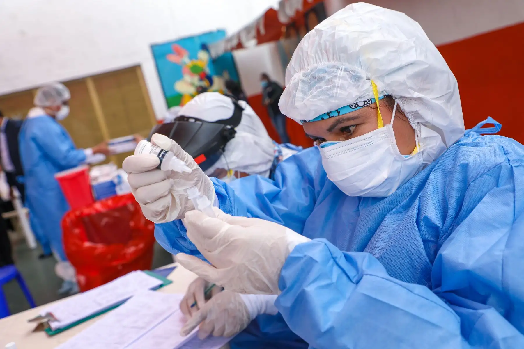 Instituto Nacional Penitenciario de Ancón I realizó tamizaje para descarte de Covid-19 a internos y personal del establecimiento, reforzando las medidas sanitarias en los penales INPE. Foto: INPE