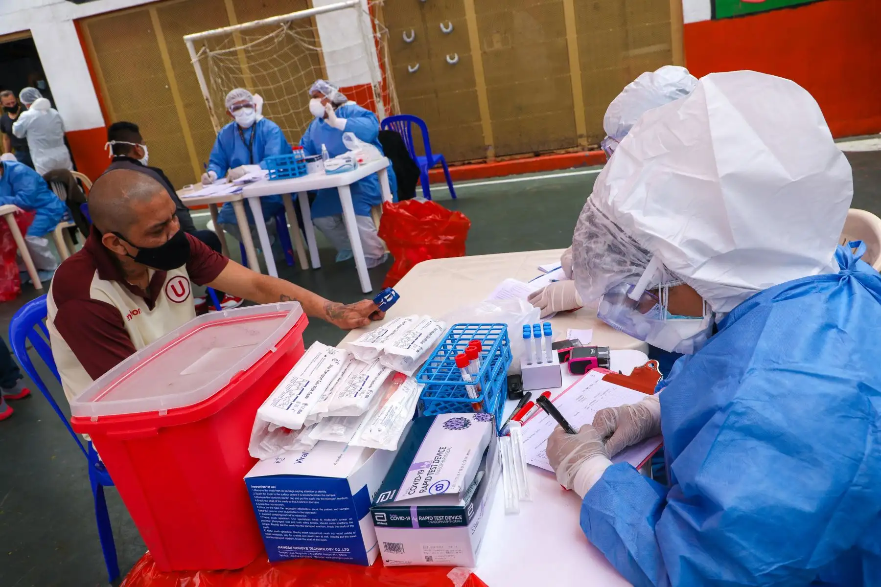 Instituto Nacional Penitenciario de Ancón I realizó tamizaje para descarte de Covid-19 a internos y personal del establecimiento, reforzando las medidas sanitarias en los penales INPE. Foto: INPE