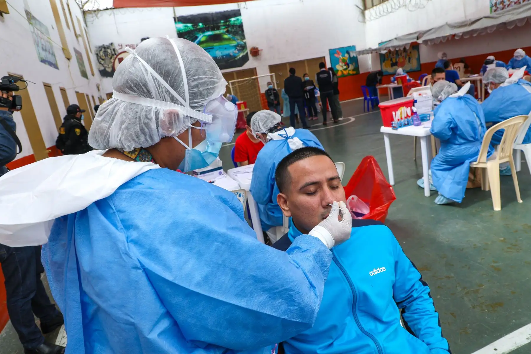Instituto Nacional Penitenciario de Ancón I realizó tamizaje para descarte de Covid-19 a internos y personal del establecimiento, reforzando las medidas sanitarias en los penales INPE. Foto: INPE