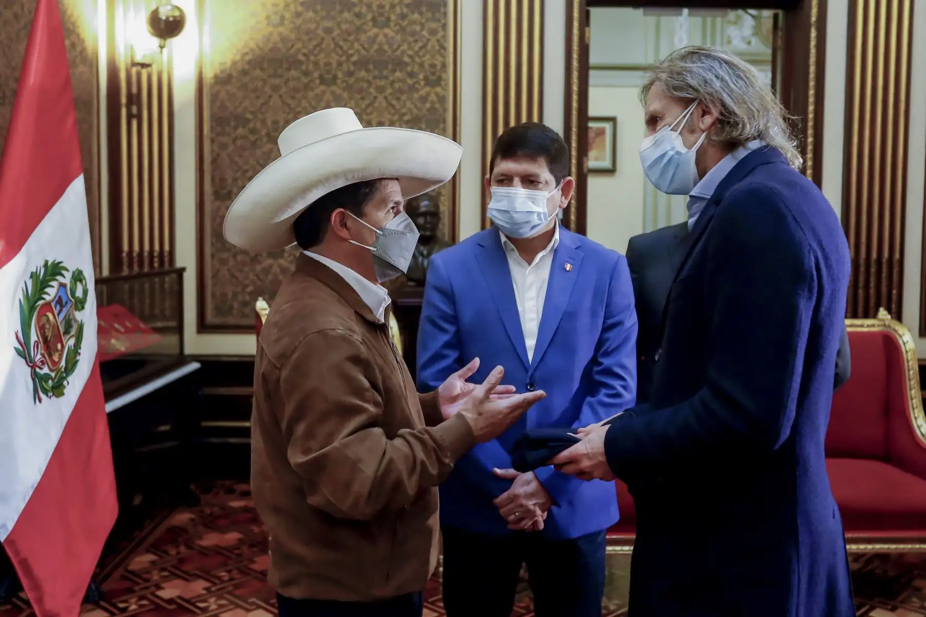 El presidente Pedro Castillo, recibió el saludo de los directivos de la Federación Peruana de Fútbol, y del entrenador de la selección peruana, Ricardo Gareca. Foto: ANDINA/Presidencia Perú