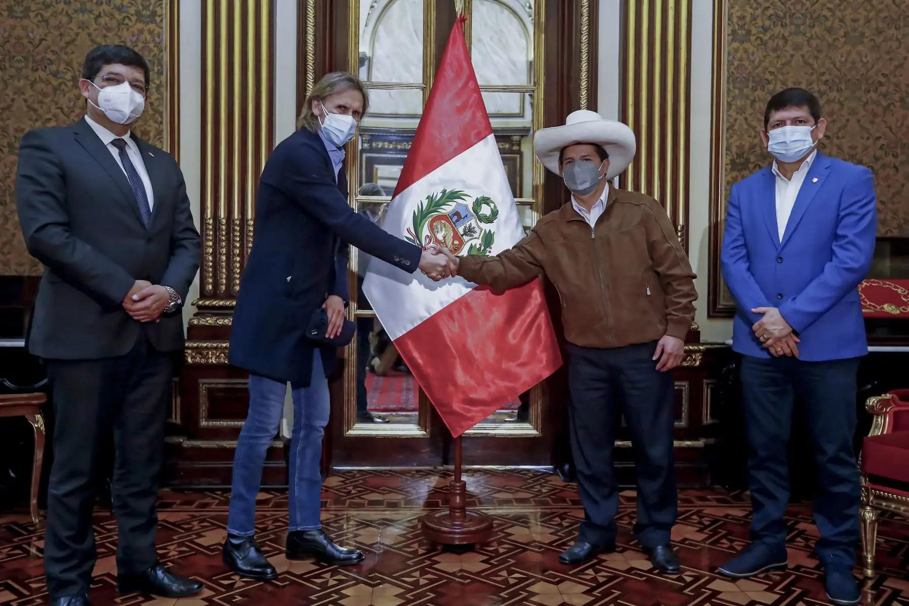 El presidente Pedro Castillo, recibió el saludo de los directivos de la Federación Peruana de Fútbol, y del entrenador de la selección peruana, Ricardo Gareca. Foto: ANDINA/Presidencia Perú