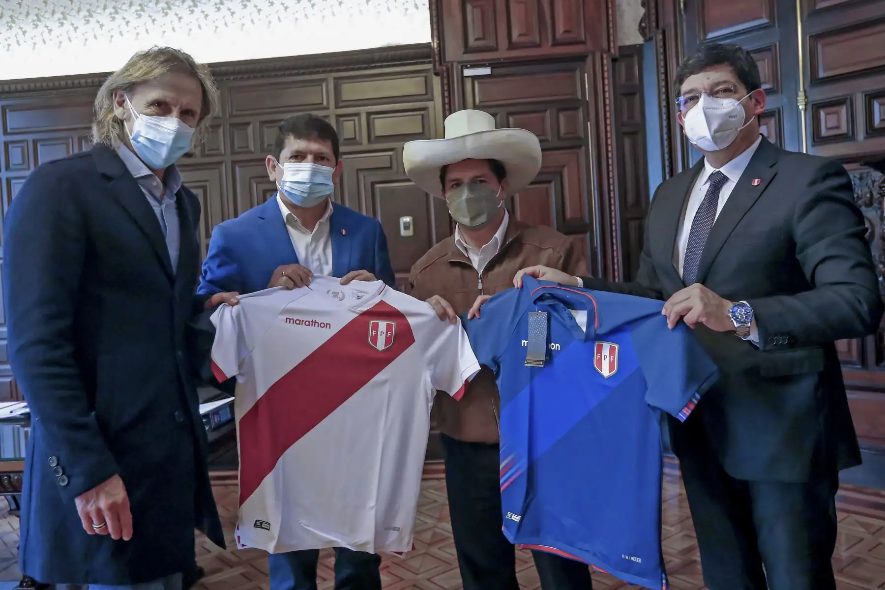 El presidente Pedro Castillo, recibió el saludo de los directivos de la Federación Peruana de Fútbol, y del entrenador de la selección peruana, Ricardo Gareca. Foto: ANDINA/Presidencia Perú