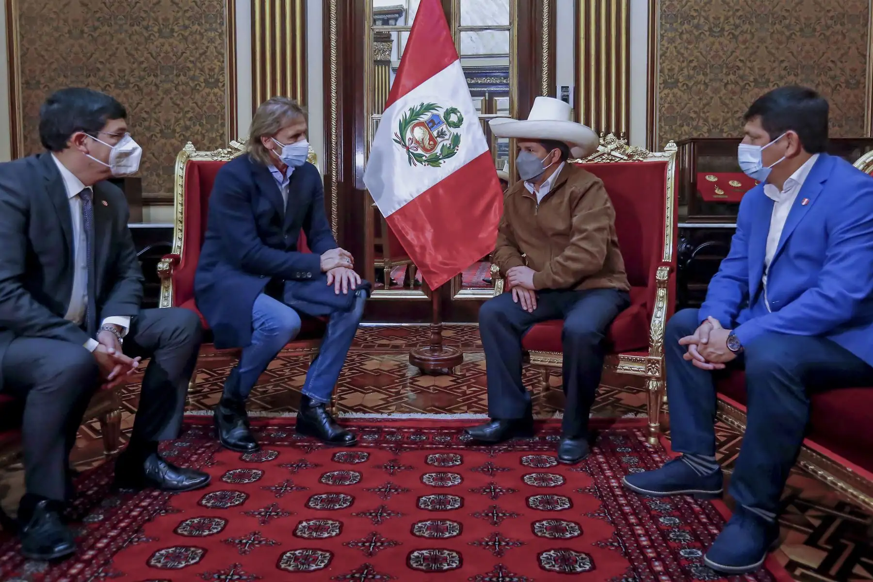 El presidente Pedro Castillo, recibió el saludo de los directivos de la Federación Peruana de Fútbol, y del entrenador de la selección peruana, Ricardo Gareca. Foto: ANDINA/Presidencia Perú